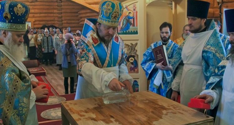 Правящий архиерей Златоустовской епархии освятил восстановленный после пожара храм в Межевом
