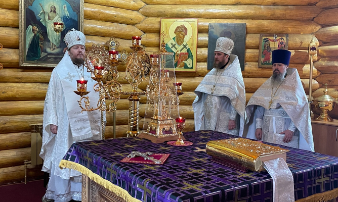 Епископ Викентий совершил Литургию в храме поселка Межевой